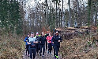 Gemeinsam macht’s mehr Spaß: Bei Wind und Wetter trainieren Katja Kruse (v.l.), Alexa Broszeit, Birgit Schönfelt, Lisa Berger, Rüdiger Weissenberger, Marie Hensen und Zeynep Ergün mit der Bielefelder Laufgruppe Teuto Run und Fun für den Hermannslauf. - Katja Kohn