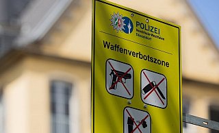 Schilder wie dieses (hier in Düsseldorf) sollen künftig in Bielefeld auf die Waffenverbotszone hinweisen. - dpa