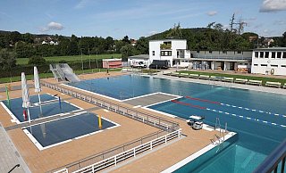 Auch wegen seiner Lage direkt an der Weser weiß das Freibad in Höxter zu überzeugen. - Simone Flörke