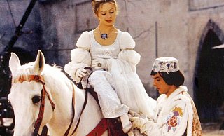 Der Prinz (Pavel Travnicek) passt Aschenbrödel (Libuse Safrankova) im Film "Drei Haselnüsse für Aschenbrödel" den verlorenen Schuh an. - WDR/DEGETO