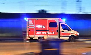 Die Rettungskräfte sind an der Bielefelder Apfelstraße im Einsatz. - Neue Westfälische