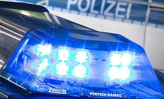 Die Bielefelder Polizei sucht den Fahrer eines weißen Transporters. - dpa