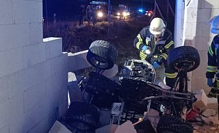 Ein Feuerwerhmann steht vor den Trümmern der Wand, die das Quad des tödlich Verunglückten beim Aufprall durchbrochen hatte. - Polizei / Michael Marks