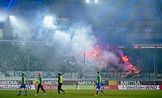 Beim Spiel des SC Paderborn gegen Hansa Rostock kommt es im Dezember 2023 zu schweren Ausschreitungen durch Rostocker Fans. - Besim Mazhiqi