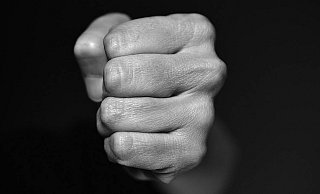 Mit Schlagstöcken und Fäusten fielen die Beteiligten übereinander her. - Pixabay