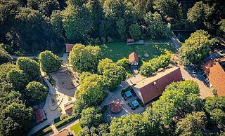Unterhalb des Spielplatzes (am unteren Bildrand) entsteht das 350 Quadratmeter große neue Begegnungshaus im Bielefelder Tierpark. - Mike-Dennis Müller