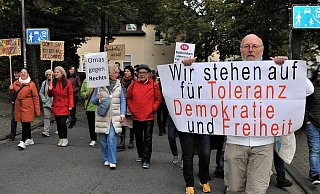 Der Herr im Vordergrund ist einer von etwa 250 Menschen aus Enger und Umgebung, die in Enger Flagge zeigten. - Stefanie Boss