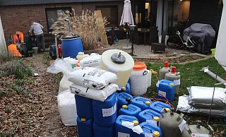 Eine Spezialfirma transportierte die sichergestellten Chemikalien und die Gerät des Drogenlabors im März ab. - Claus Frickemeier