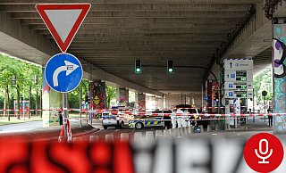 Ein mutmaßlicher Attentäter hat in Bielefeld fünf Personen zum Teil schwer mit seinen Messern verletzt. Die Spurensicherung nimmt am Morgen nach der Tat die Beweise auf. - Paul Brinkmann