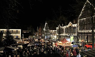Der Duft nach Lebkuchen, Zimt und Glühwein liegt wieder - wie hier in der Warburger Altstadt - in der Luft, wenn die Weihnachtsmärkte in der Region öffnen. - Simone Flörke