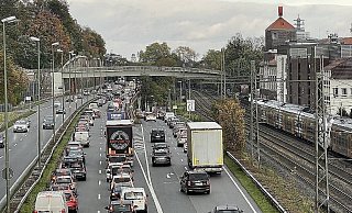 Auf dem Bielefelder OWD knubbelt sich der Verkehr besonders zu Stoßzeiten. - Archiv: Peter Unger