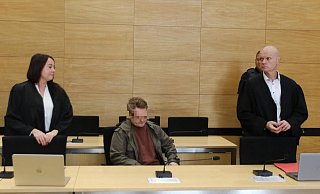 Der 37-Jährige (Mitte) hat den Mord an seinem 25-jährigen Nachbarn bereits gestanden. - Claus Frickemeier