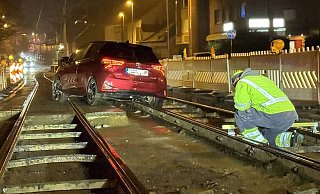 Wieder verwechselt eine Pkw-Fahrerin in der Dunkelheit Straße und Gleisbett in Bielefeld, wie auf diesem Bild zuletzt schon Ende März 2025 (Archivfoto). - Paul Brinkmann