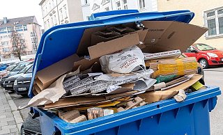 Ab Montag kann der Umweltbetrieb der Stadt Bielefeld nur bedingt Altpapier abfahren. - picture alliance