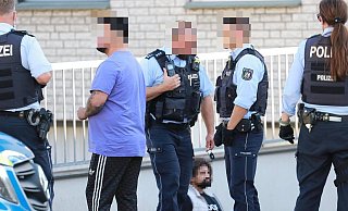 Festnahme: Die Polizei ist schnell am Tatort, einer der mutmaßlich an der Tat beteiligten Männer sitzt am Boden. - Claus Frickemeier