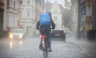 Heftiger Regen überall in der Stadt - wie hier in der Arndtstraße. - Archiv: Sarah Jonek