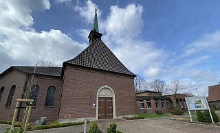Die Dehmer Kirche und das angrenzende Jochen-Klepper-Haus stehen zur Disposition. Die Gemeinde Eidinghausen-Dehme muss aus finanziellen Gründen die Gebäude aufgeben. - Nicole Sielermann