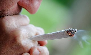 Zu kiffen und 25 Gramm Cannabis dabei zu haben, ist seit 1. April elaubt. - epd