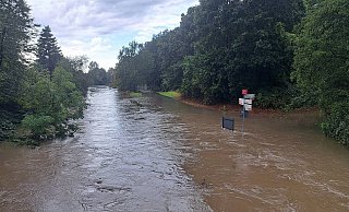 Am Mittag des 12. September 2023 war die Lutter in Heepen, Höhe Eckendorfer Straße zum reißenden Fluss angeschwollen. - Archiv: Karla Klemme