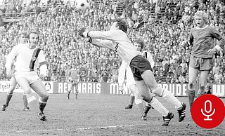 Arminias Gerd Roggensack (l.) kommt gegen Schalke-Torwart Dieter Burdenski (M.) zu spät. Später erzielt Roggensack das berüchtigte Skandaltor. - Imago
