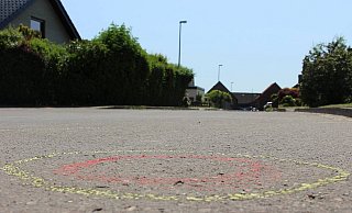 In dieser Sackgasse in Bad Salzuflen sind die Polizeischüsse gefallen. Ermittler der Spurensicherung haben die Stellen markiert, an denen die Patronenhülsen aufgefunden wurden. - Claus Frickemeier