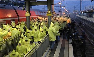 Mit gelben Regenponchos verkleidet kamen die Dresdener Fans am 6. Dezember 2013 am Hauptbahnhof Bielefeld an. - Bundespolizei