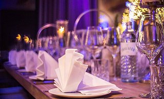 Wenn der Chef zur Weihnachtsfeier in ein schickes Restaurant einlädt, sollten auch die Manieren sitzen. Vor allem wenn Alkohol im Spiel ist, klappt das nicht immer. - Pixabay
