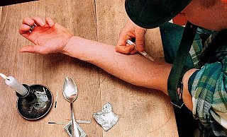 In Bielefeld gibt es 2.000 bis 2.500 Konsumenten harter Drogen. Hier setzt sich ein junger Mann eine Spritze mit Heroin in die Vene seines linken Arms. - Keystone