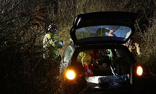 Der Beifahrer greift geistesgegenwärtig ins Lenkrad und steuert den Wagen so ins Gebüsch. - Feuerwehr Paderborn