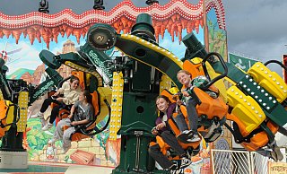 Die Besucherinnen und Besucher genießen den Blasheimer Markt mit rasanten Fahrgeschäften. - Joern Spreen-Ledebur