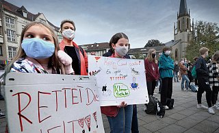 „Kein Grad weiter“ – deutschlandweit demonstrierte die Fridays-for-Future-Bewegung unter diesem Motto. Sogar ein entsprechendes Lied wurde veröffentlicht. Auf dem Berliner Platz in Gütersloh folgten auch Ida (links) und Emma dem Aufruf. - Andreas Frücht