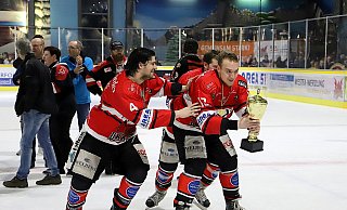 Verteidiger Kris Gehring, hier mit dem errungenen Pokal, ist eine Konstante beim Herforder Eishockey Verein. - Herforder EV/Jürgen Feyerabend