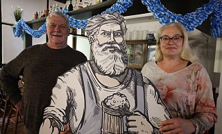 Friedrich und Stefanie Hempelmann mit einem Abbild von Fritz Marks, besser bekannt als "Wilder Schmied", dem Namenspatron des Ausflugslokals auf dem Kamm des Wiehengebirges. - Jörg Stuke