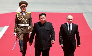 Russlands Präsident Wladimir Putin (r) und Nordkoreas Machthaber Kim Jong Un wollen ihr Partnerschaft stärken. - Vladimir Smirnov/Pool Sputnik Kremlin/AP/dpa