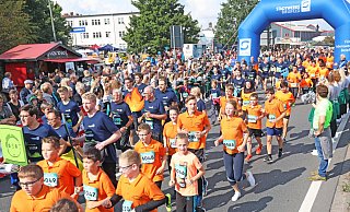 Dicht gedrängt sind Läufer und Besucher beim Run-and-Roll-Day auf dem Ostwestfalendamm. Im Corona-Jahr 2020 muss er ausfallen. - Sarah Jonek