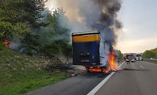 Auf der A 44 brannte am Dienstag ein Lkw-Anhänger mit einer Ladung gepresster Pappen. Auch die Feuerwehr Breuna war im Einsatz. - FFW Breuna/Marc Döring