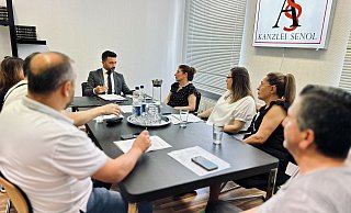 Geschädigte des Reisebüro-Erciyes-Betrugs beraten sich in der Kanzlei von Rechtsanwalt Ali Senol. - Stefan Becker