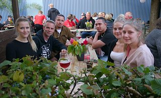 Sarah und Marc Höcker von der Fahrschule Höcker in Bünde (v.l.), Youtuber Matas, Alain Wollersheim sowie die Wollny-Schwestern Estefania und Loredana. - Anja Cornelsen
