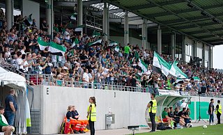 Rödinghausen gegen Paderborn: Fans jubeln nach dem Tor zum 1:2 von Simon Engelmann. - Noah Wedel
