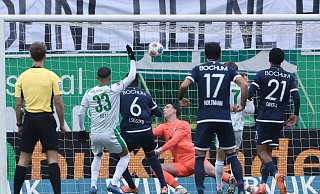 Ibrahima Sissoko (Nr. 6) schießt den Ball zum Bochumer 1:0 ins Fürther Tor. - Daniel Löb/dpa