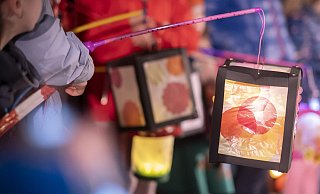 Die selbstgebastelte Laterne gehört für viele Familien dazu. Dabei sind der Fantasie keine Grenzen gesetzt. - epd