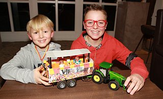 Auch die Brüder Mika und Malte Süggeler (v.l.) haben ihren Mini-Wagen zum Umzug beisgesteuert. - Regina Brucksch