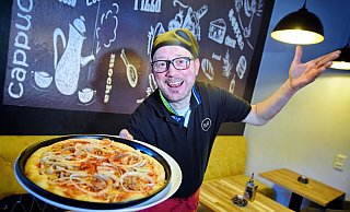 Savatore Pappalardo nennt sich selbst den singenden Pizzabäcker - vorzugsweise Eros-Ramazzotti-Lieder. - Barbara Franke