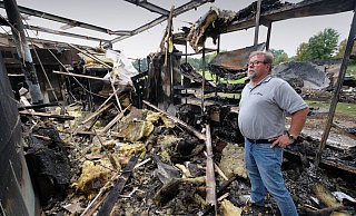 Bei dem schweren Brand am Mittwoch sind das Lager und die Werkstatt von Helmut Nötzel an der Avenwedder Straße zerstört worden. - Andreas Frücht