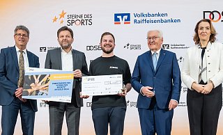 DOSB-Präsident Thomas Weikert (v. l.), Peter Scherf (Volksbank), Ilyas Cengiz (Werrepiraten), Bundespräsident Frank-Walter Steinmeier und Marija Kolak (BVR-Präsidentin) bei der Preisverleihung. - Marius Schwarz, Christian Lietzm