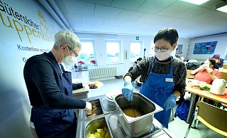 Essensausgabe in den Räumen der Suppenküche. 30 Personen dürfen Platz nehmen. - Andreas Frücht