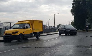 Mitten auf der Brücke der Bahnhofstraße ist ein Kleinwagen ins Schleudern gekommen und löste einen Unfall aus. - Viktoria Bartsch