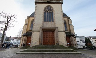 Der Platz vor der Herz-Jesu-Kirche ist unter anderem Treffpunkt für Angehörige der Drogenszene. - Niklas Tüns
