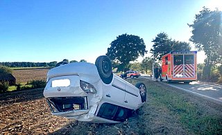 Auf dem Dach: Zwei Menschen wurden bei einem Unfall in Bosseborn schwer verletzt. - Feuerwehr Höxter