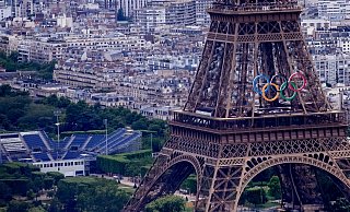 Am Eiffelturm wird bei Olympia Beach-Volleyball gespielt - Christophe Ena/AP/dpa